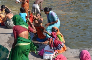 Donne indiane nei pressi del fiume Godavari